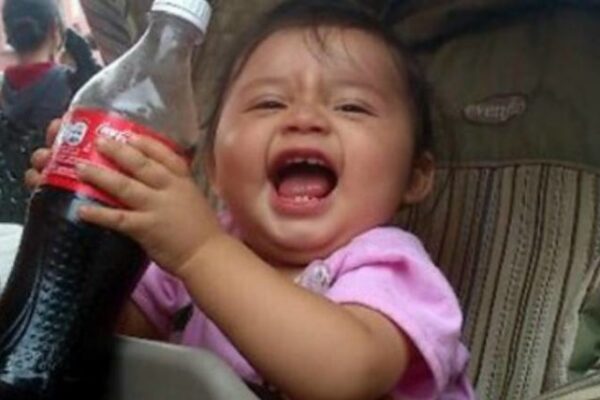¿Qué pasa si le doy refresco a un bebé de 0 a 6 meses?