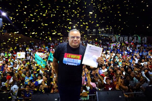 Pueblo revolucionario de Calabozo recibió con alegría y amor al gobernador Donald Donaire