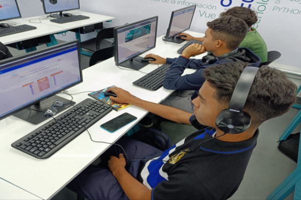 Jóvenes venezolanos se capacitan en nuevas tecnologías mediante los nodos S3