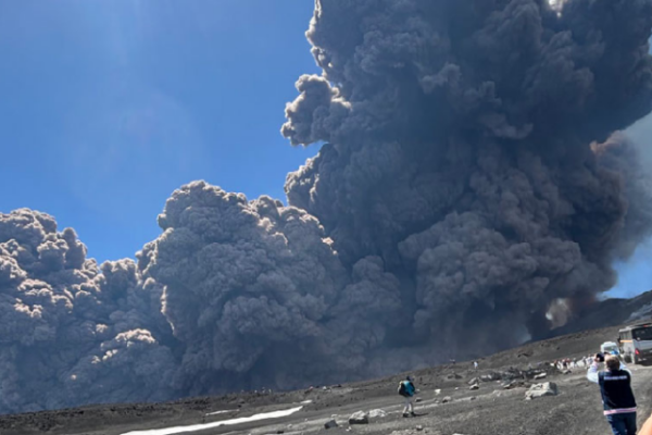 Volcán Etna entra en erupción