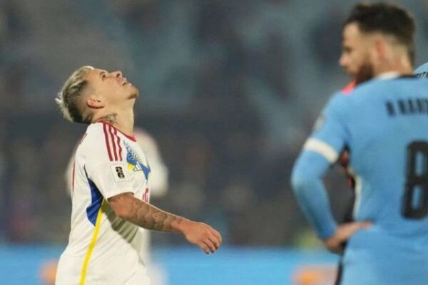 La Vinotinto cae ante la garra charrúa