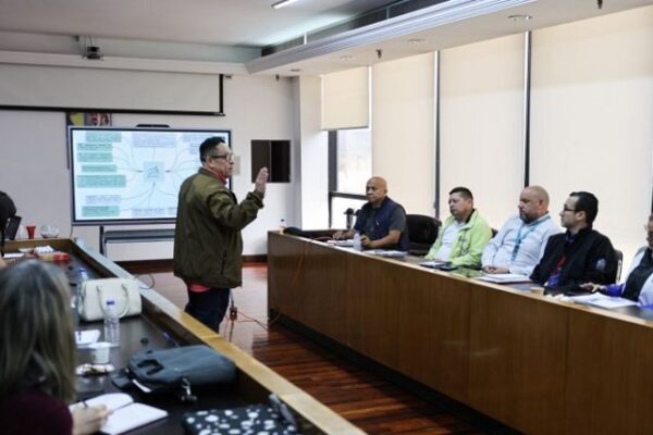 Sector científico y FANB debate panorama geopolítico de Venezuela