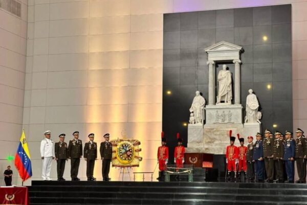 Inician actos por los 214 años de Independencia y Día de la FANB con izada de la Bandera Nacional
