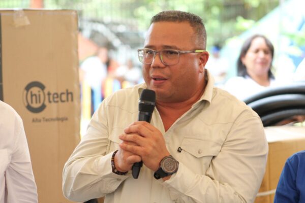 Gobernador Donald Donaire impulsa la renovación de los recursos públicos