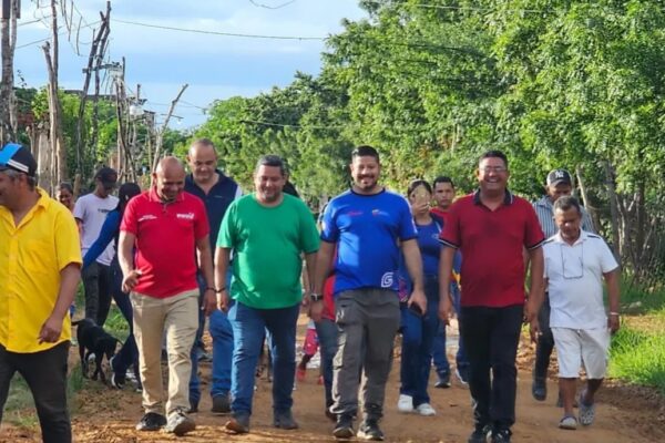 Cristian Norato lidera vibrante casa a casa en el sector El Mesías