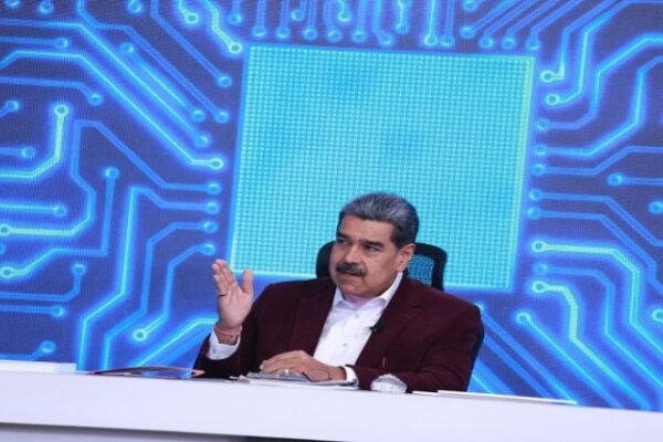 WhatsApp es una herramienta de espionaje y matanza, denuncia el presidente Maduro