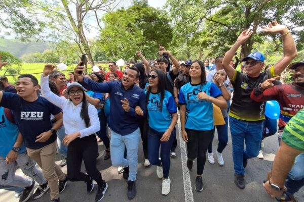 Masiva caminata en la Unerg en apoyo a la candidata Katherine Guanipa