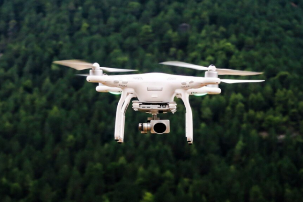 Quedan suspendidas las operaciones y comercialización de drones en el país