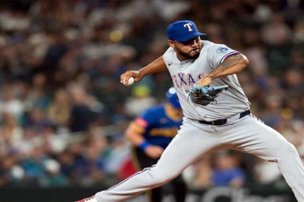Luis Curvelo brilla en su debut con los Rangers de Texas