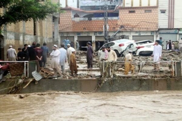 Más de 300 fallecidos dejan fuertes lluvias en norte de Pakistán