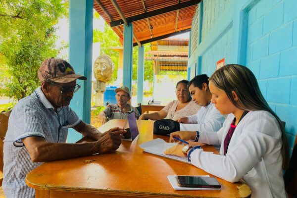 Abuelas y Abuelos de Espino atendidos con jornada médica