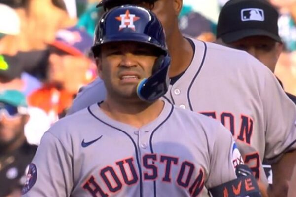 José Altuve sale del juego por molestias en el pie derecho