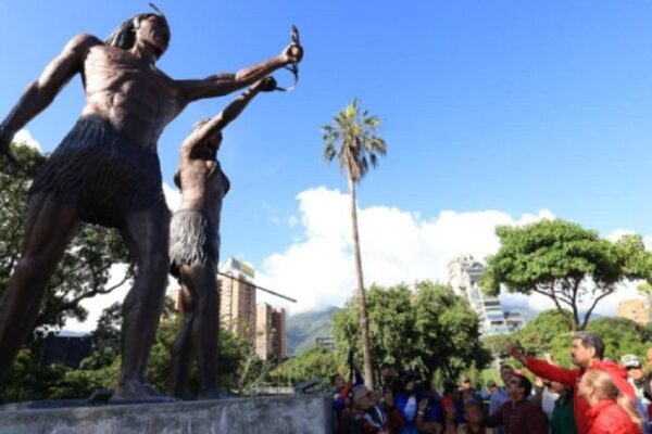 Cabello defiende a los pueblos indígenas ante críticas a estatuas de Guaicaipuro y Urquía