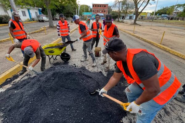 Gobernador Donaire inspeccionó rehabilitación del hospital Zamora Arévalo
