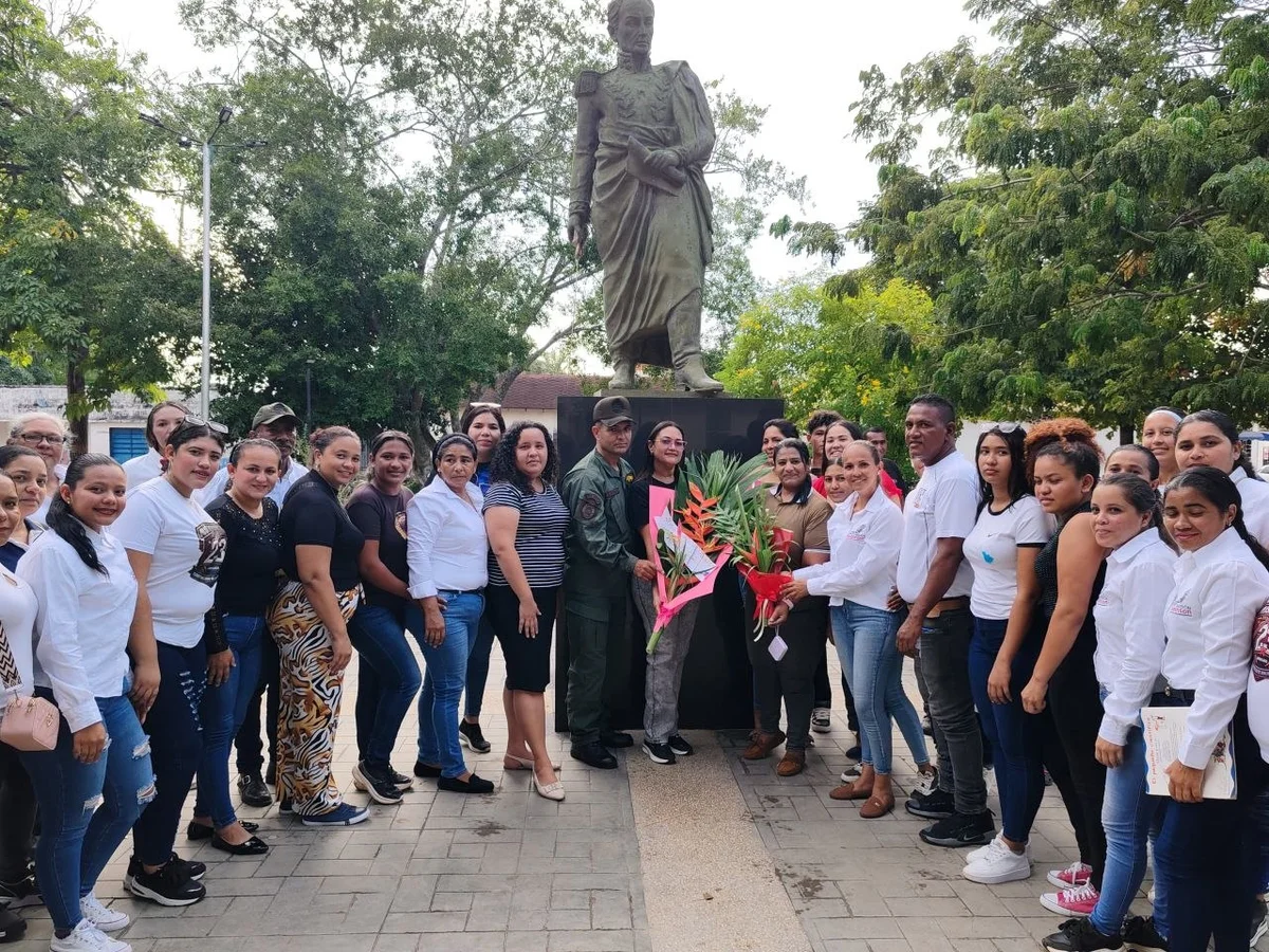 Municipio Santa María de Ipire conmemoró 21 años de la Misión Robinson con ofrenda floral a Simón Bolívar