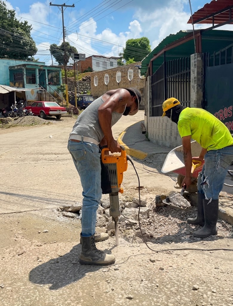 Comienzan labores del plan +36 para mejoras viales en la comunidad Primero de Mayo